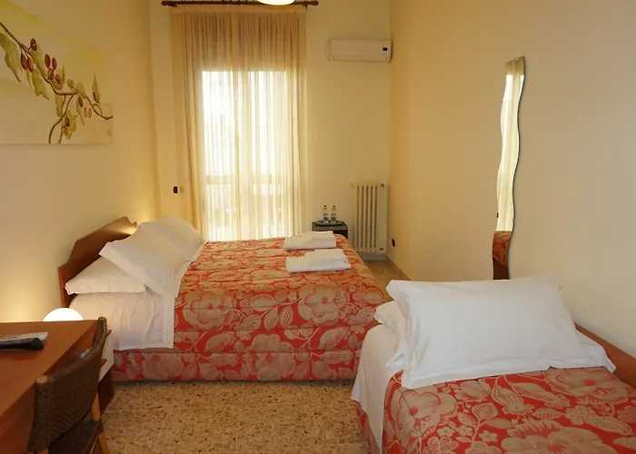 Piazza 300mila Frühstückspension 3*