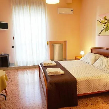 Piazza 300mila ليتشي