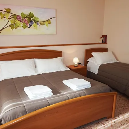 Piazza 300mila ليتشي